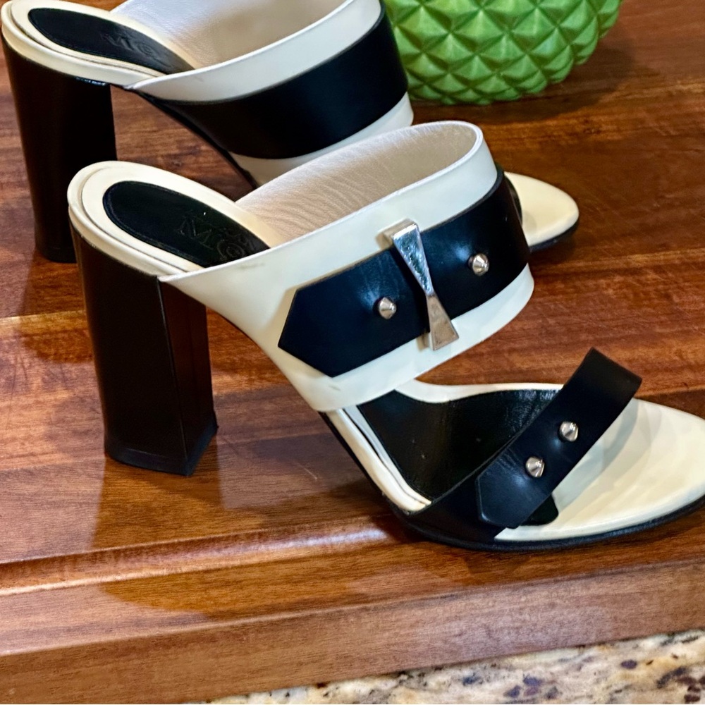 Alexander McQueen US 7 Cream and Black Sandals